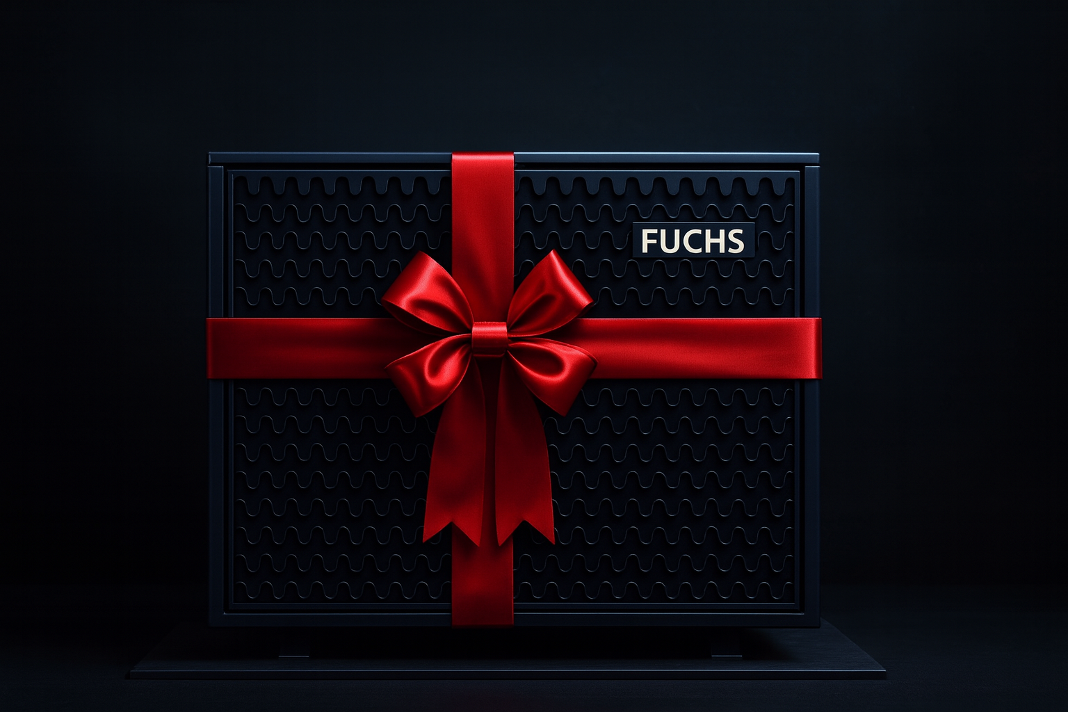 Eine Wärmepumpe mit einer rotenschleife als Geschenkpapier umwickelt auf einem schwarzen hintergrund mir einem podest wo die Wärmeumpe drauf steht